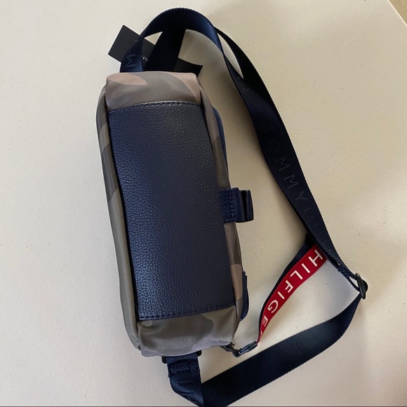 TOMMY HILFIGER  CAMO CROSSBODY - Picture 3 of 8
